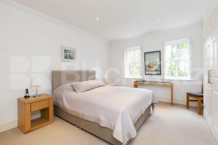 Spacious three bed two bath apartment with balcony and secure parking Cholmeley Park, Highgate 